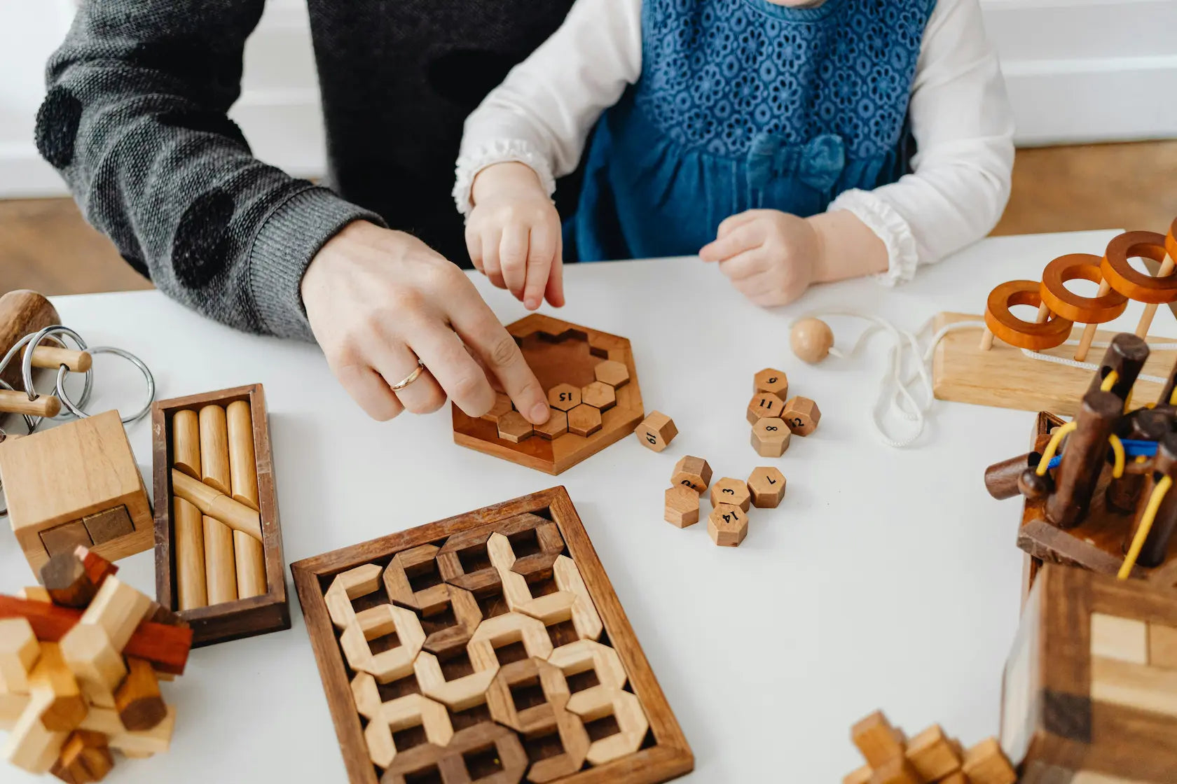 Montessori Romania: Momente valoroase de joacă: un părinte și copilul său descoperă lumea împreună, folosind jucării din lemn care stimulează imaginația și învățarea.
